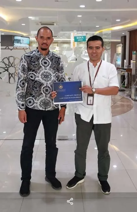 Penyerahan dokumen kerja sama di kantor bank