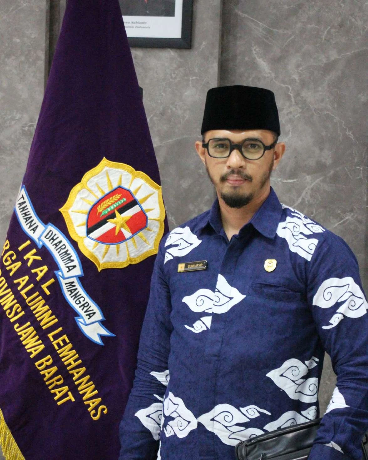 Gumilar Aditya Putra bersama panji IKAL Lemhannas Jawa Barat