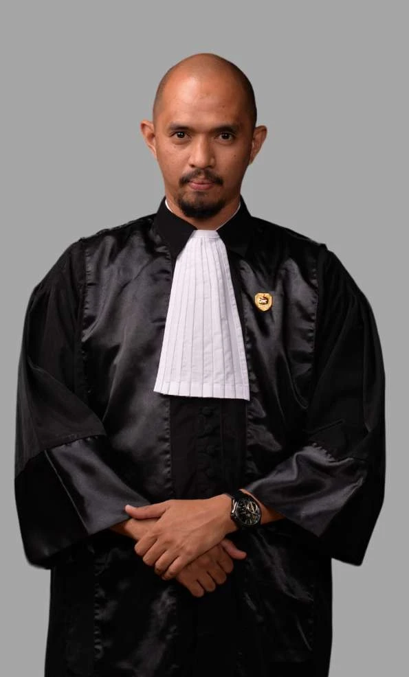 Gumilar Aditya Putra, advokat dan kurator, mengenakan toga