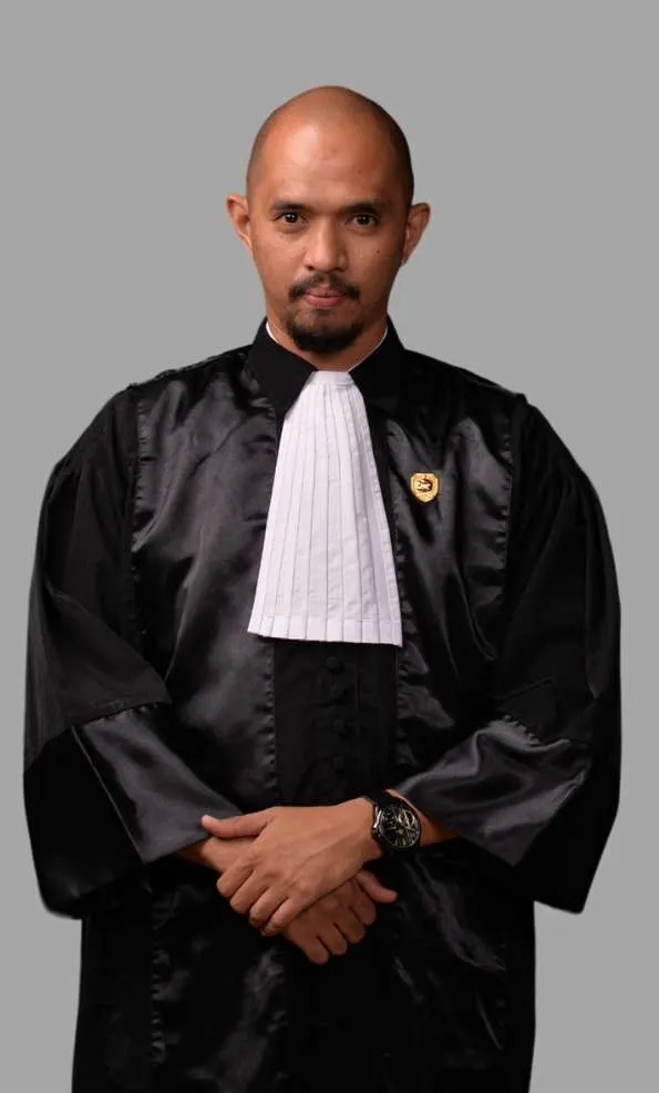 Gumilar Aditya Putra mengenakan toga advokat