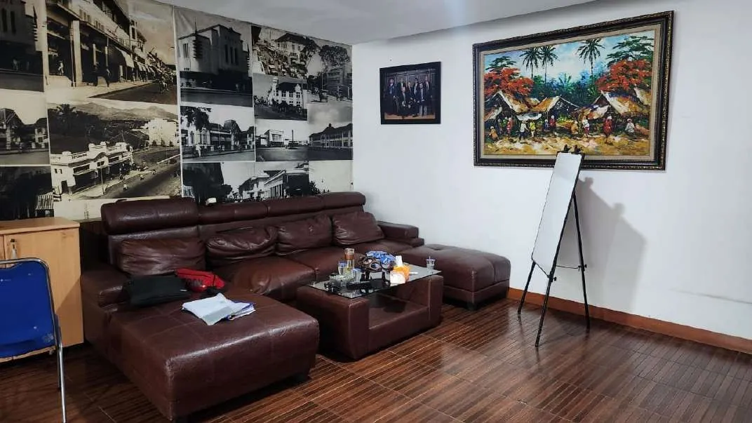Lounge penerimaan klien dengan sofa kulit